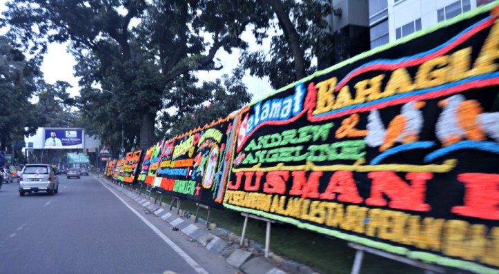 Bunga papan di Medan biasanya dari bunga palsu dan suka bikin macet hehe.