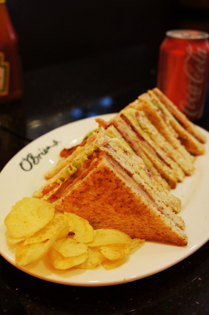 Semua makanan di restoran ini enak banget. 