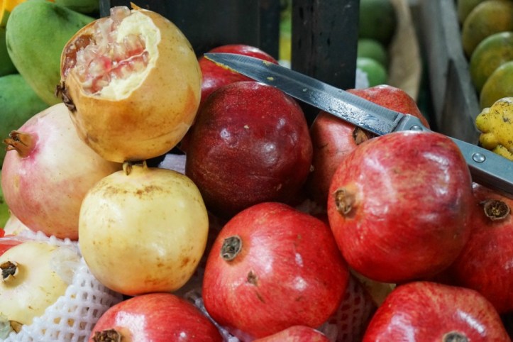 Buah Delima yang entah kenapa harganya mahal banget. Ada yang tau khasiatnya apa?