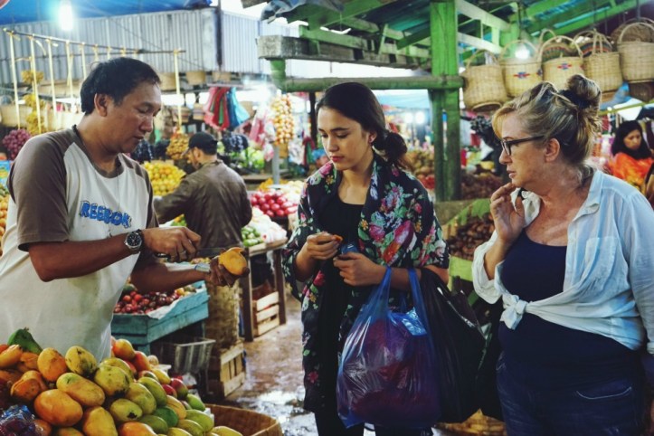 Candid. Kita bisa nyobain buahnya sebelum dibeli. 