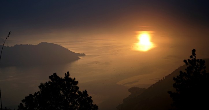 Sunrise. Sebenarnya kemaren itu gak ada matahari sama sekali di pagi. Gelap banget. Untungnya setelah nunggu 2 jam, masih dapetlah mataharinya.