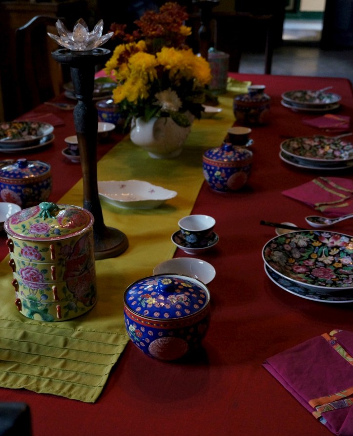 Ruang makan dengan peralatan yang mengundang :)