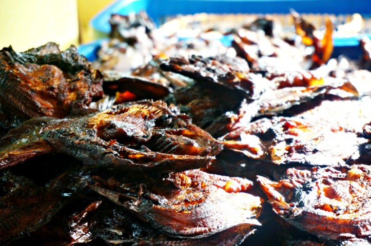 Ikan saleh? setahu saya ikan ini diasap gitu. Matt suka beli sewaktu tinggal di hutan karena lumayan tahan lama disimpan di box