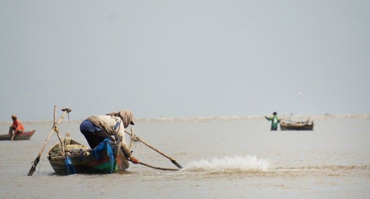 Salah satu cara menangkap ikan dengan memukul2 permukaan laut untuk membuat ikan takut
