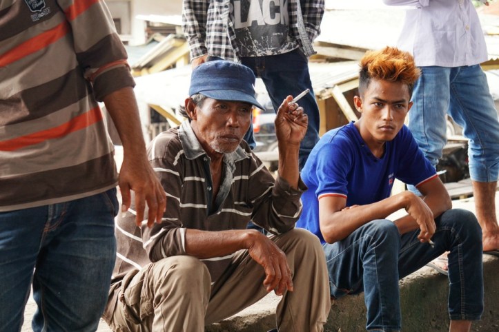 Beberapa nelayan yang ngaso sekalian melihat dagangannya