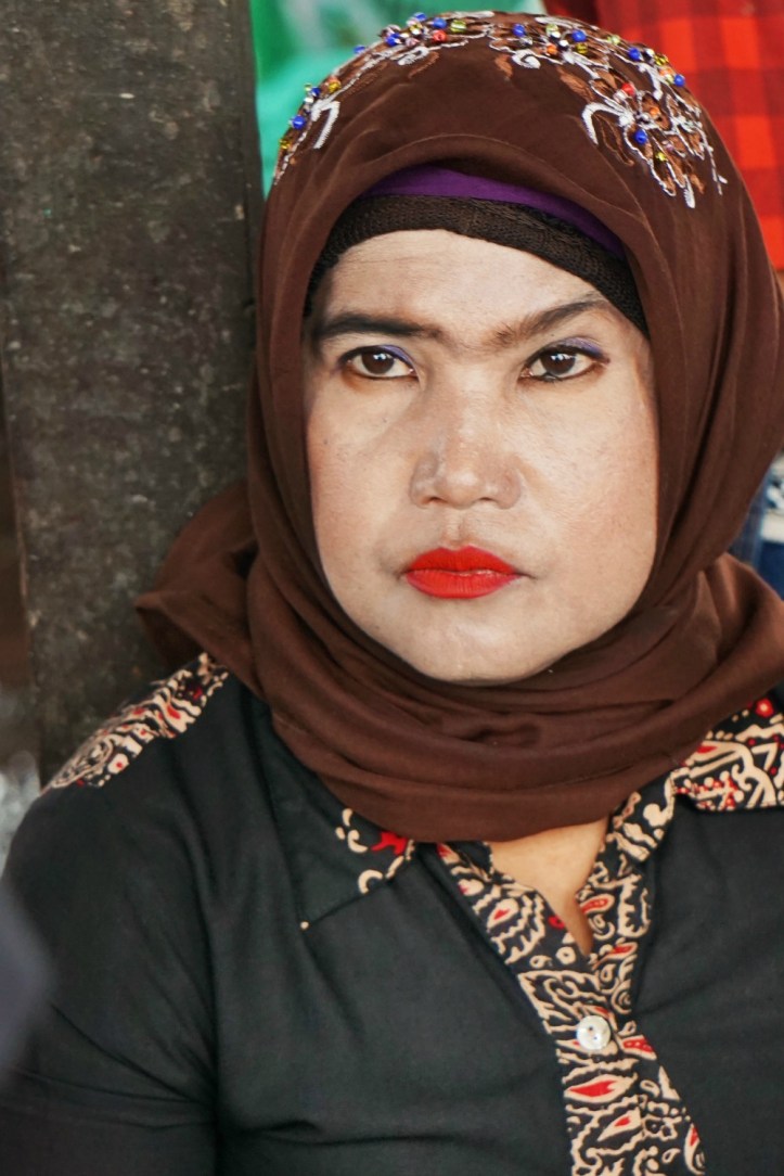 Ibu ini mukanya koq putih banget ya?