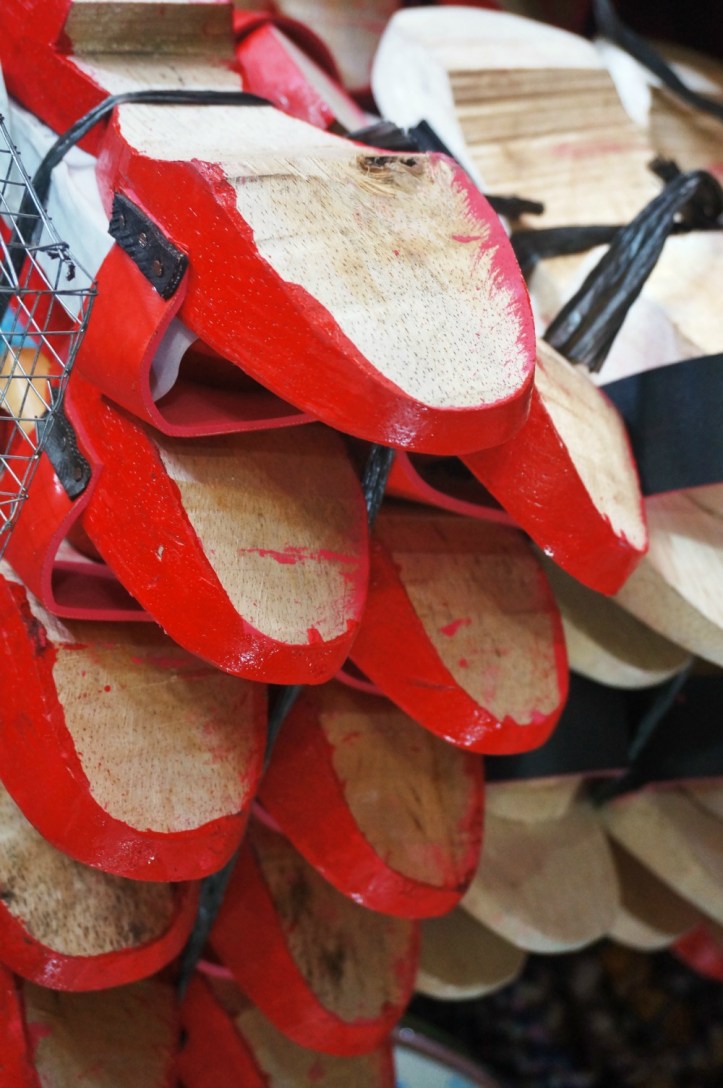 Ada yang masih memakai kelom?