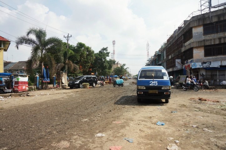 Jalanan disini sebenarnya udah gak beraspal lagi keliatannya