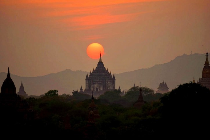 Matahari tertusuk ujung Candi