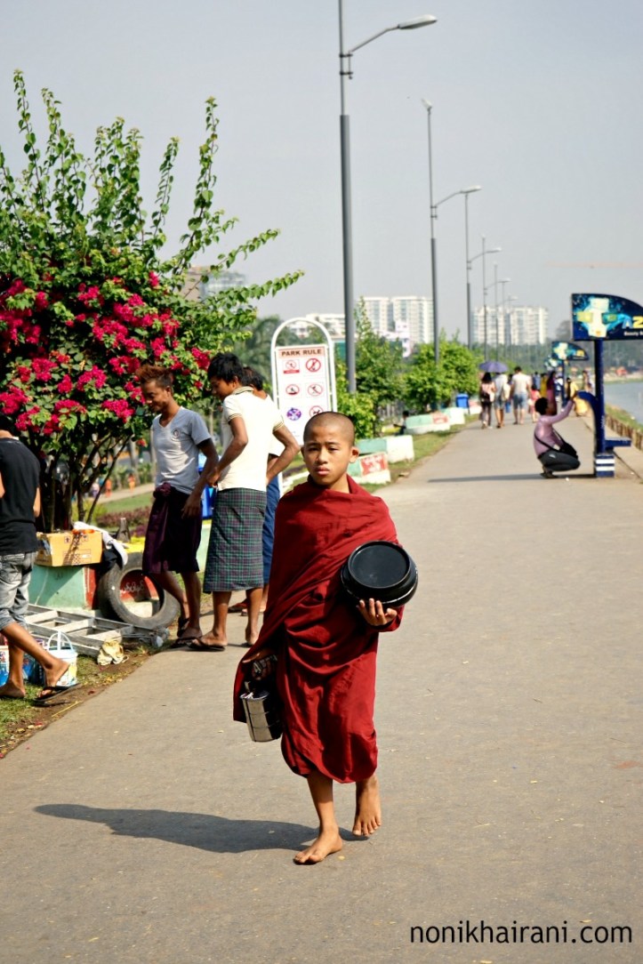 Bhiksu kecil di danau