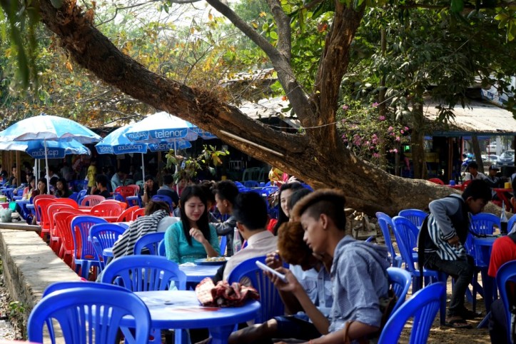 Kumpul-kumpul di pinggir danau sambil ngemil gorengan