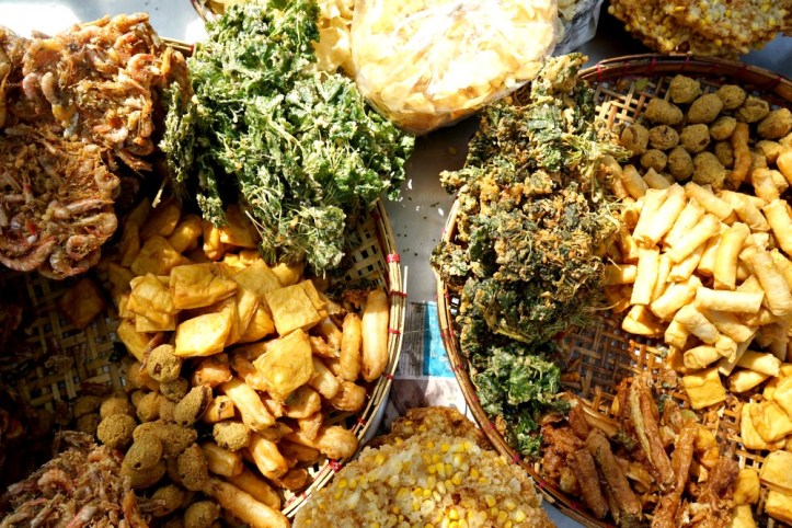 Gorengan gampang banget didapat di Myanmar. Rata2 mereka menggunakan minyak sayur + minyak kelapa untuk menggoreng. jauh lebih sehat daripada kita