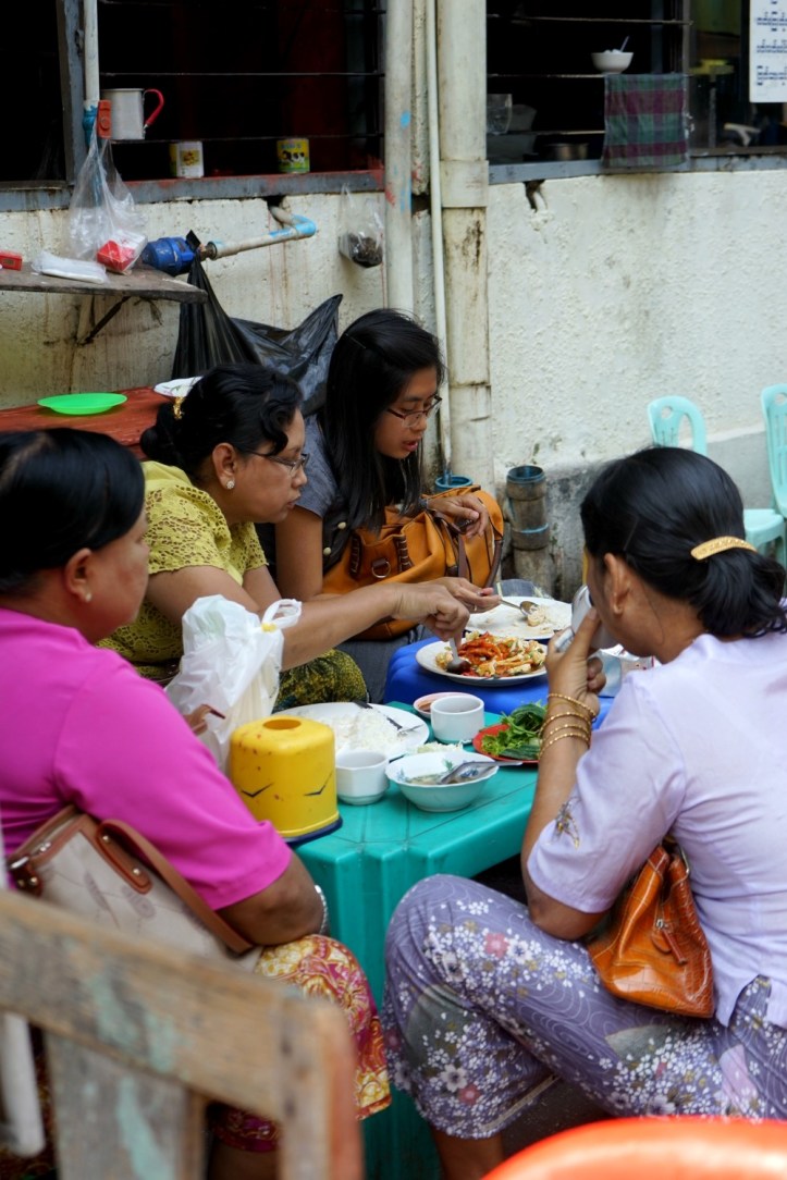 Makan rame-rame di emperan toko