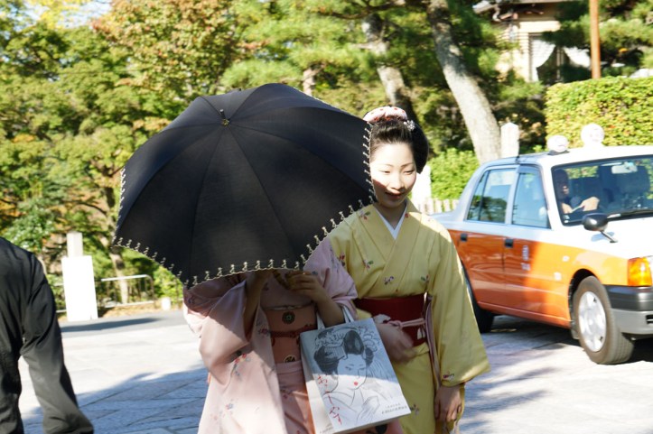 Yang ditutupin malah bukan Geisha/Maiko-nya haha