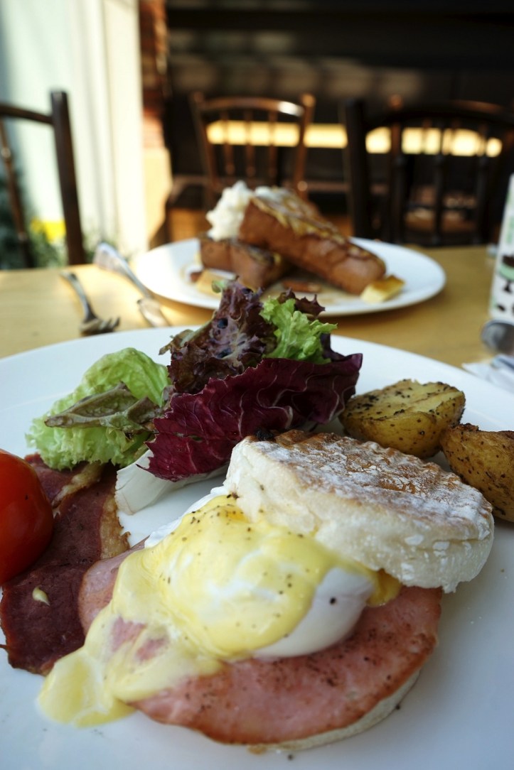 Sarapannya si Matt yang mesti loh dia bolak balik 3 kali ke tempat ini cuman buat sarapan hehe