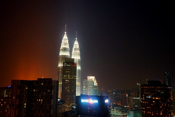 Keliatan menara petronas tapi terhalang gedung entah apa itu huhu