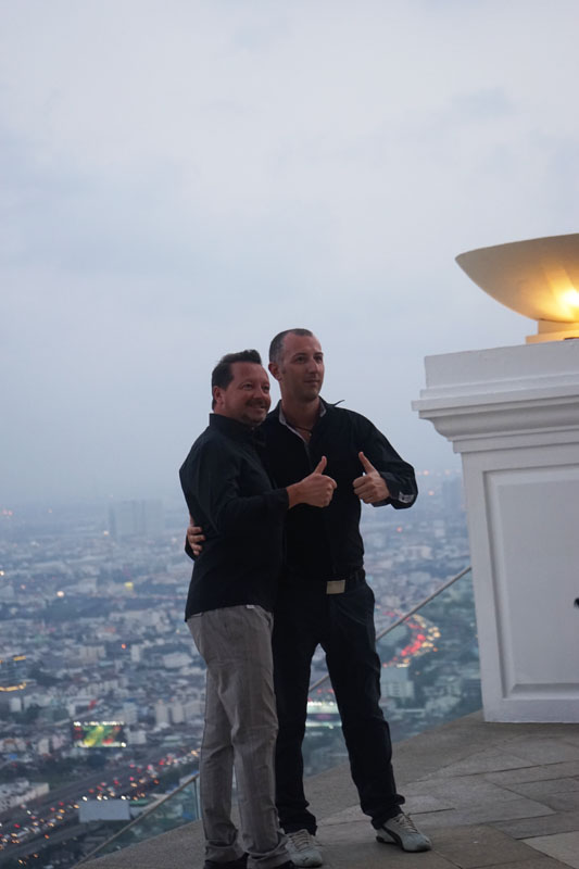 Sirocco Restaurant Bangkok - State Tower 63rd Floor. Tebak mereka dari negara apa?