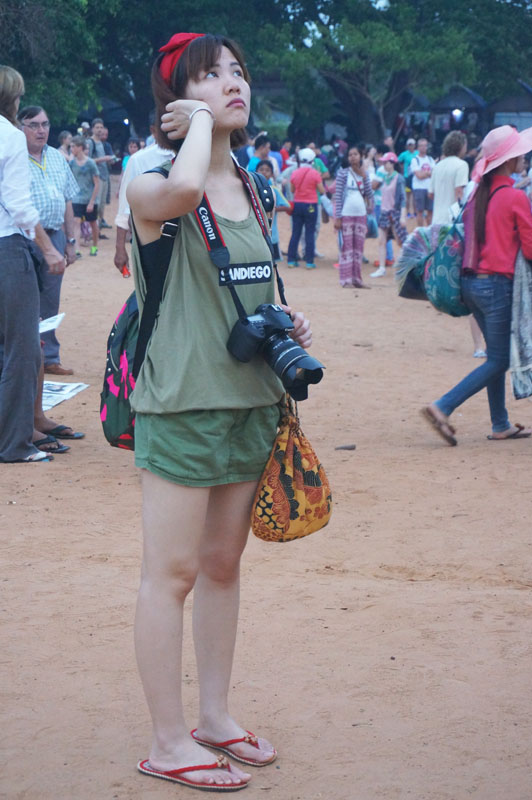 Saya lumayan suka gayanya hehe. Cute kan dia :)