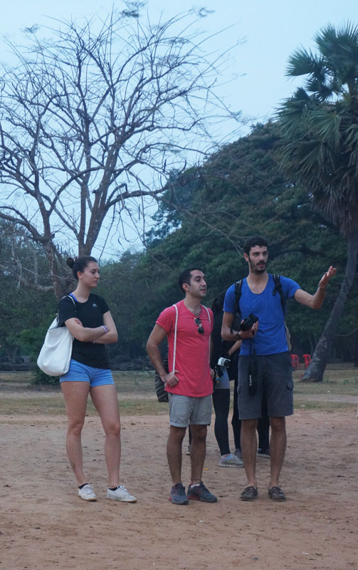 Duluuu saya suka banget gaya ini , sampe sekarang juga. Celana pendek, t'shirt tapi masalahnya kaki saya gendut banget sekarang jadi celana pendek mesti disembunyikan. Gayanya saya suka banget