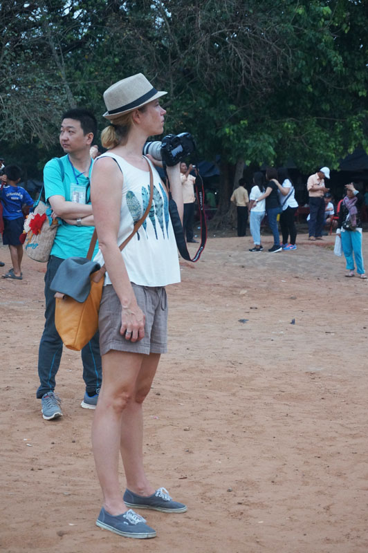 Love it. Emak2 tukang foto, liat lensa telenya. Dia punya 3 anak cowok dan semuanya petakilan haha. Emaknya sibuk motret anaknya berlarian sana sini dan bapaknya nonton. Seruuuuuuu