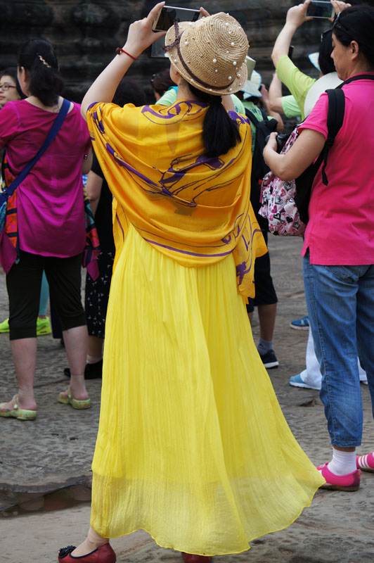 Saya selalu suka kalau ngetrip ada temen yang pake baju secerah ini, karena foto2 bakalan keliatan bagus.