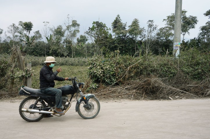 Seorang bapak yang sama seperti kita menuju desa yang seharusnya ditutup dari jarak 5 km dari gunung