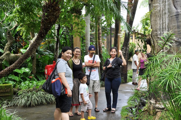 Saya lupa apa yang lagi kami liat dan ketawain tapi yang pasti, i miss you guys.....