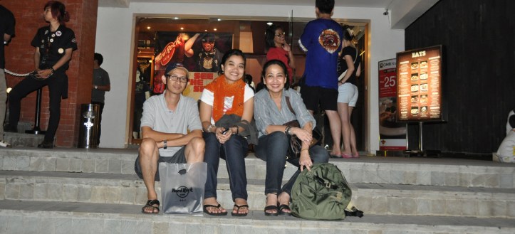 Malem-malem nungguin Ddy pulang konfrensi di depan HARD ROCK, itu kerjaan kita selama nongkrong disitu ngomongin orang mulu haha