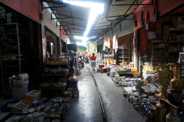 Keramik-keramik yang dijual di pasar