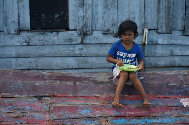 Namanya Febri dan dia lagi makan kolak :)