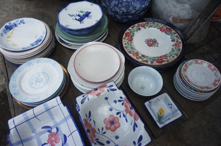 Keramik-keramik yang dijual di pasar