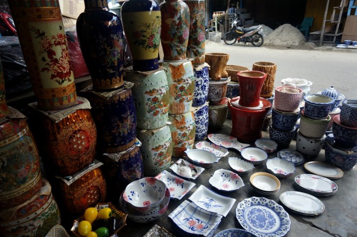 Keramik-keramik yang dijual di pasar