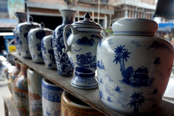 Berbagai macam vas bunga dan kendi?