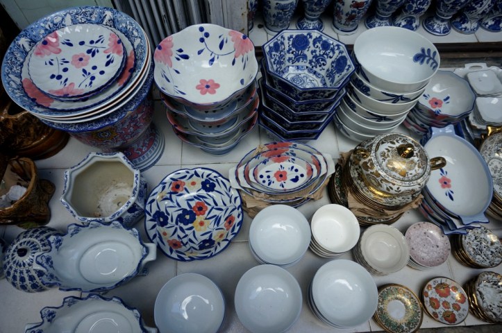 Keramik-keramik yang dijual di pasar