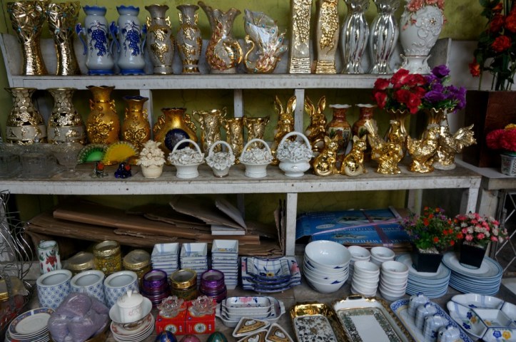 Keramik-keramik yang dijual di pasar