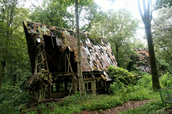 museum tua yang rusak. Taman Hutan Raya (Tahura) Berastagi