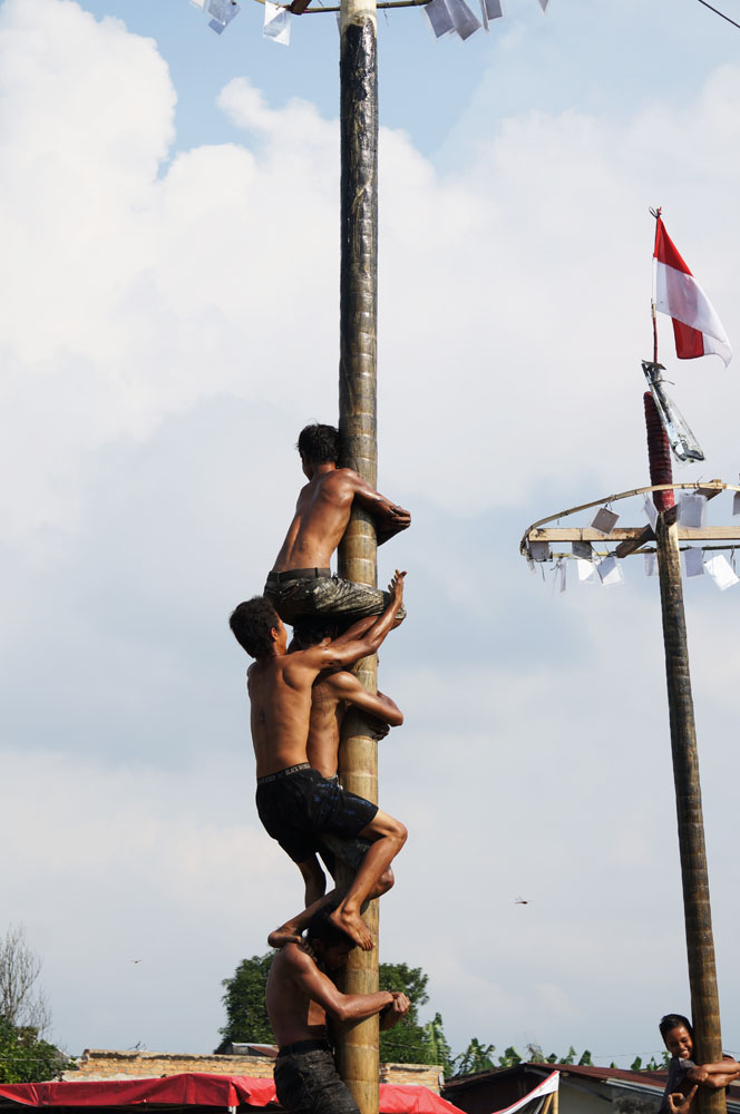 Perlombaan khas 17 Agustus - Panjat Pinang