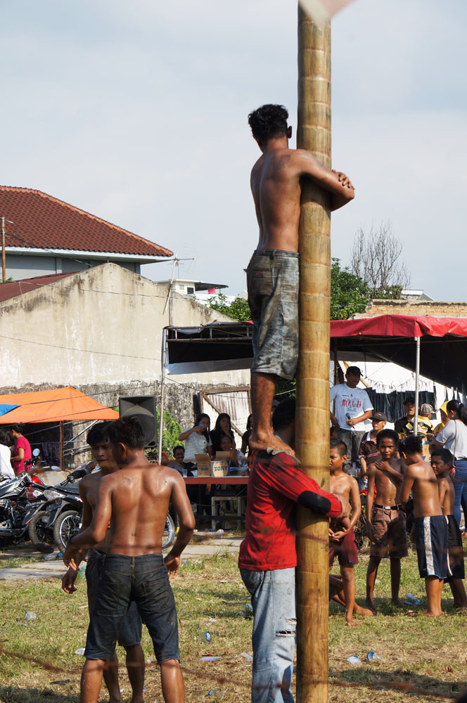 Perlombaan khas 17 Agustus - Panjat Pinang