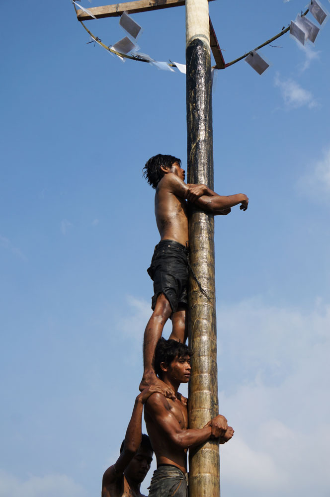 Perlombaan khas 17 Agustus - Panjat Pinang