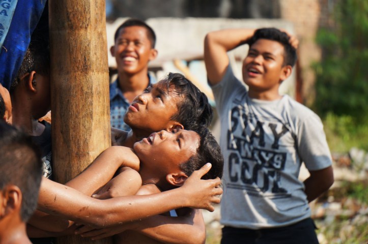 Perlombaan khas 17 Agustus - Panjat Pinang