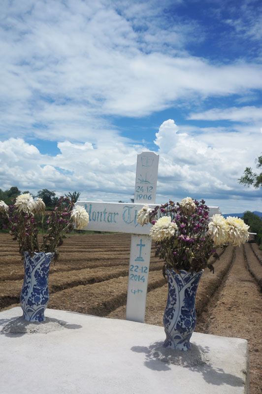Kuburan di tengah ladang. Jadi kalau di Sumatera Utara, biasanya suku Batak atau Karo selalu memiliki kuburan di ladang mereka dan ukurannya besar-besar