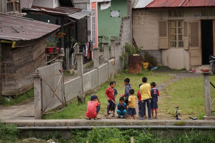 Anak-anak bermain di pinggir sungai