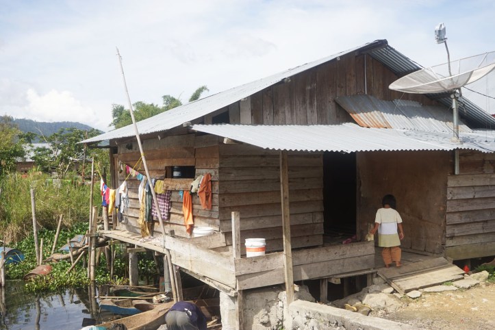 Rumah di pinggir danau
