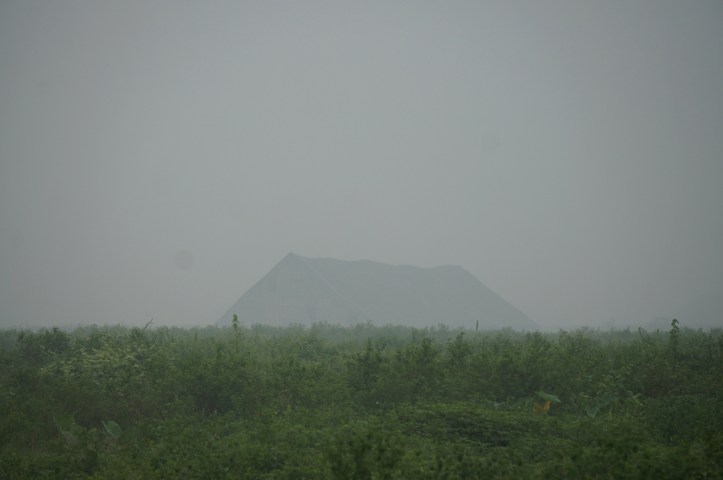 Kabut asap yang menyelimuti bangsal tembakau