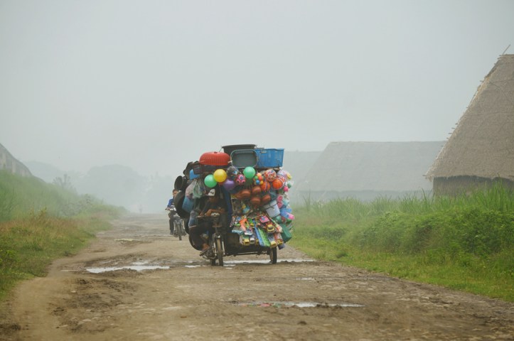 Serbu.... siapa yang akrab dengan pedagang keliling yang menjual plastik2 harga ribuan ini?