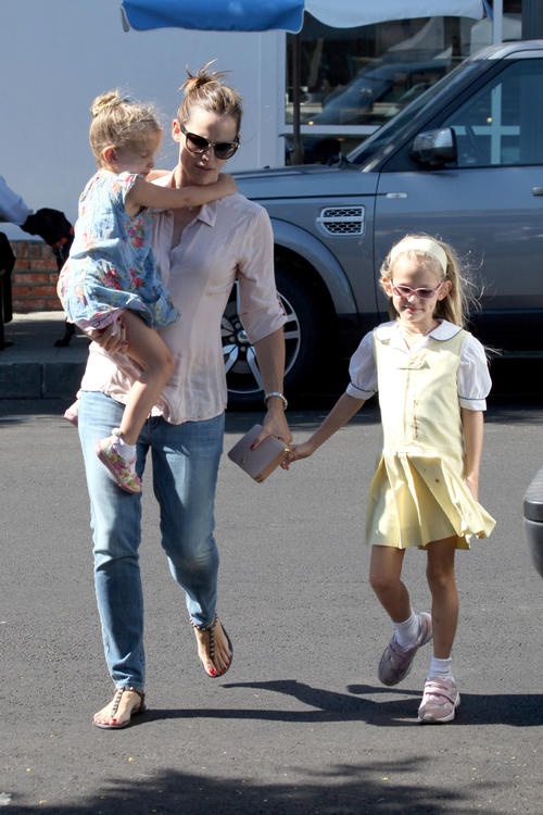Jennifer Garner takes Violet and Seraphina to Baskin Robbins in Santa Monica.