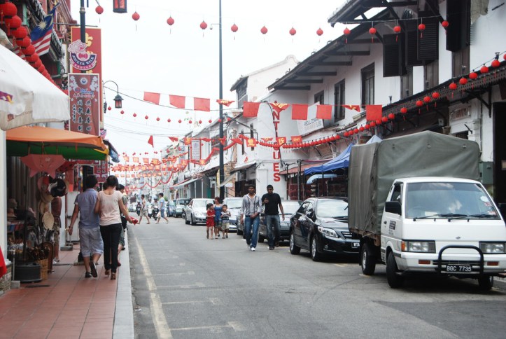 Melaka Malaysia Jonker Street yang terkenal itu. Di simpang jalan ini ada Nasi Hainan yang super enak. Hati2 karena katanya gak halal haha.  Oya antrinya bisa sampai 1 jam di tempat chicken hainan itu