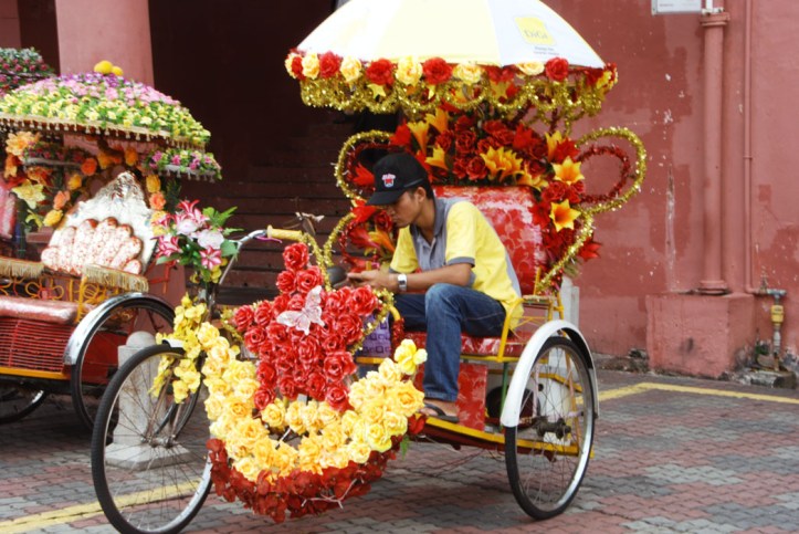 Melaka Malaysia Becak di Melaka. Sekarang mereka udah gak pake bunga2 lagi tapi berganti dengan karakter2 dari film kartun