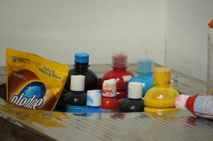 Sebagian perlengkapan untuk membersihkan kandang