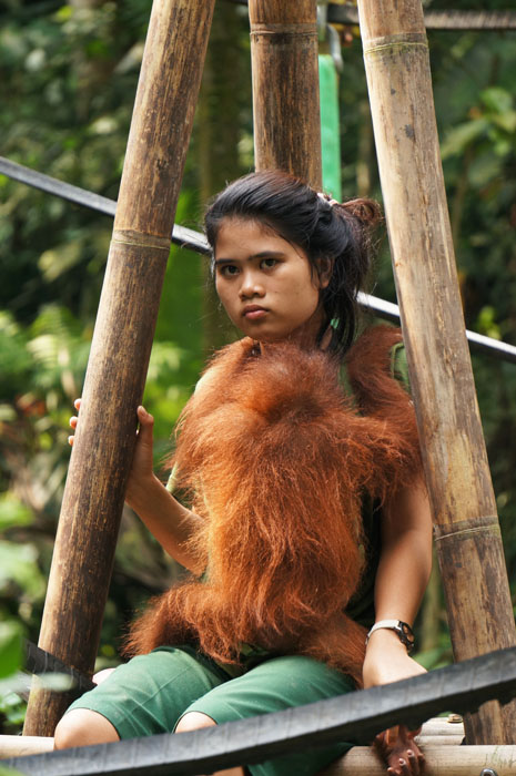 Mba ini bertugas membantu OU bayi di playground